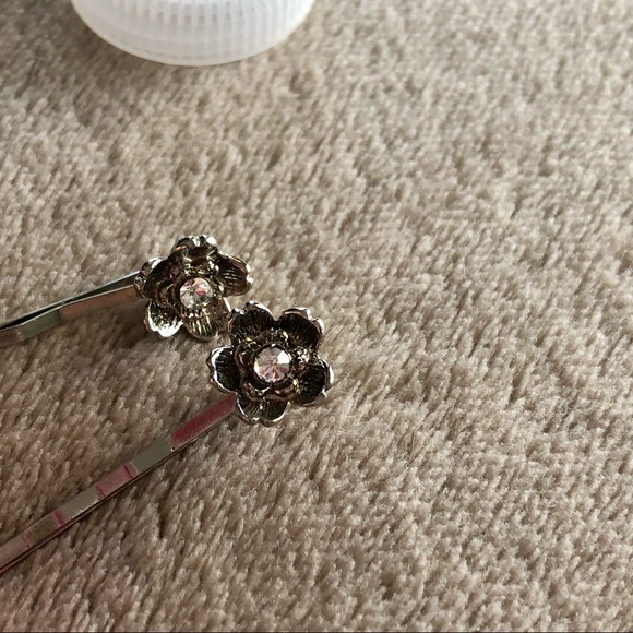 ✨2/$7✨ Hair: Flower Hair Pins, 2 Pins 🛍 Bundle Me! - Picture 4 of 10